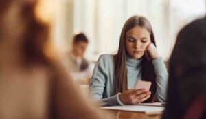 WA governor lays groundwork for cellphone ban in public schools